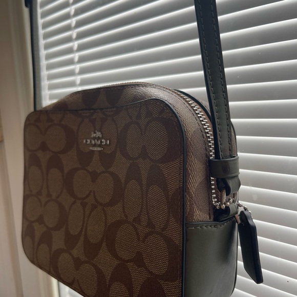 Brown leather signature Coach crossbody with arm green detail - Picture 6 of 9